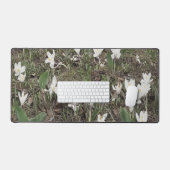 春の草むらに咲く白いスノードロップ デスクマット (キーボード&マウス)