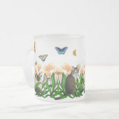 春の蝶庭猫のマグ フロストグラスマグカップ (正面左)