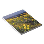 春の野生の花がトムで豊富に ノートパッド (アングル)