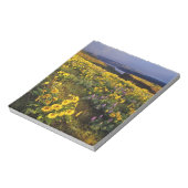 春の野生の花がトムで豊富に ノートパッド (回転)