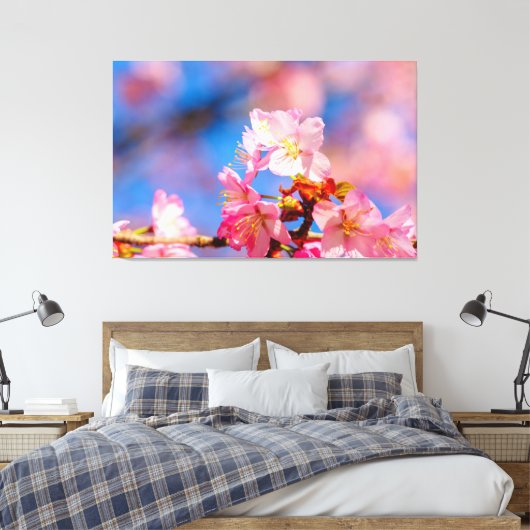 春の陽の光に満ちた日に咲くピンクの桜の花 キャンバスプリント (インサイチュ (寝室))