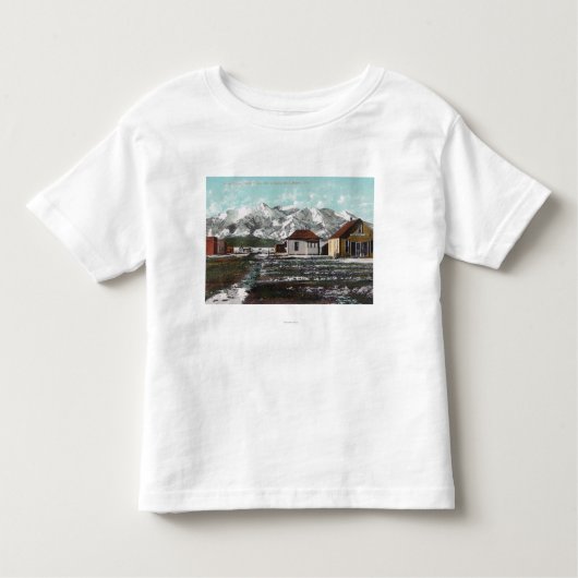 春の雪の後の町そして山の眺め トドラーTシャツ (正面)