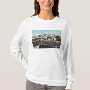 春の雪の後の町そして山の眺め Tシャツ