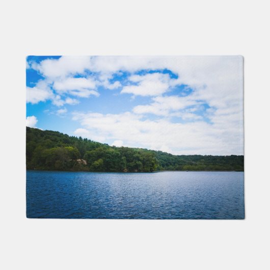 春の青空そして穏やかな水 ドアマット (正面)