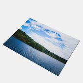 春の青空そして穏やかな水 ドアマット (アングル)