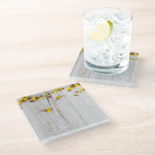 春の黄色い花と白い板の装飾 ガラスコースター (アングル)