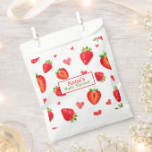 春イチゴをテーマにしたフルーツ赤ちゃんシャワー フェイバーバッグ (クリップ留めされた状態)