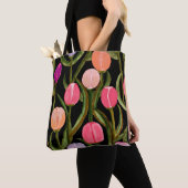 春ウォーターカラーチューリップオンブラックトート トートバッグ (クローズアップ)