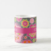 春カラフルフローラルパターン名前をカスタムする コーヒーマグカップ (中央)