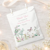 春グリーンバタフライフローラベビーシャワー フェイバーバッグ (クリップ留めされた状態)