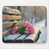 春チューリップとロビンがスノーパークベンチに マウスパッド (正面)