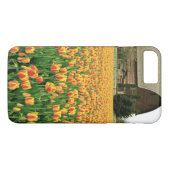 春チューリップ開花は古い納屋の前にあります。 Case-Mate iPhoneケース (裏面(横))