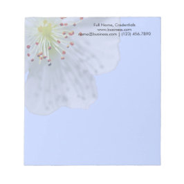 春パーソナライズされたホワイトフラワーオンライトブルー ノートパッド