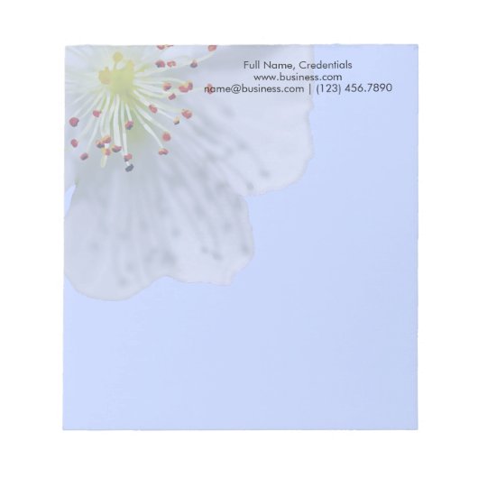 春パーソナライズされたホワイトフラワーオンライトブルー ノートパッド (正面)