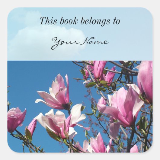 春ピンクのマグノリアの花で青空 スクエアシール (正面)