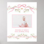 春ピンクの花の最初の誕生日の写真へようこそ ポスター (正面)