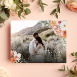 春ピーチフローラ結婚式の日付写真を保存 案内ポストカード<br><div class="desc">写真のエレガント結婚式は、日付の発表カードを保存する春の結婚式テーマに最適。桃、白、ピンクの色の複雑な水色のフローラと植物配置を特徴とする。また、背面に2つのモノグラムとパーソナライズする結婚ためのWebサイトがある。(プレースメントフォトはPriscilla on Unsplash提供。自分で置き換えてほしい)。</div>