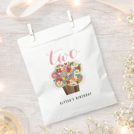 春フラワーカップケーキガールの誕生日パーティー フェイバーバッグ (クリップ留めされた状態)