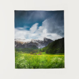 春フラワーフィールドの下マウンテンカーン タペストリー
