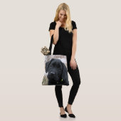 春待ち – ラブラドール子犬 – Black Lab トートバッグ (モデル)