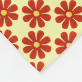 春濃赤色の花、淡い黄色の背景 フリースブランケット (角)