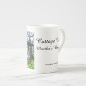 春開花インコテージシティ – マーサズヴィネヤード ボーンチャイナマグカップ (正面右)