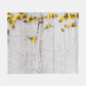 春黄色の花、白い板の装飾。 フリースブランケット (正面(横))
