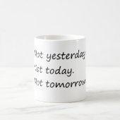 昨日ではない明日おもしろい- コーヒーマグカップ (中央)