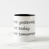 昨日ではない明日おもしろい- ツートーンマグカップ (中央)