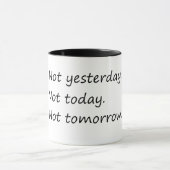 昨日ではない明日おもしろい- マグカップ (中央)