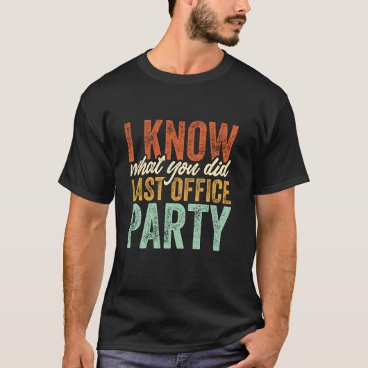 昨日のオフィスパーティーで何をしたか知ってるよ人事部男性スタッフ Tシャツ (正面)