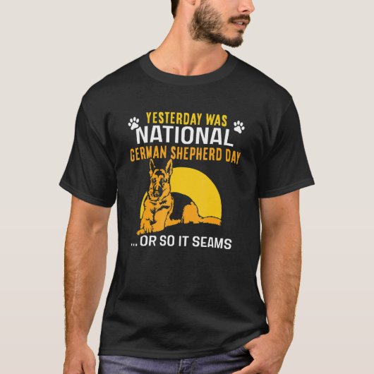 昨日はジャーマンシェパードの日だった Tシャツ (正面)