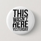 昨日は来なかった – リアリティグリッチ 缶バッジ (正面)