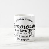 昨日は歴史のマグです コーヒーマグカップ (中央)