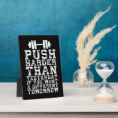 昨日よりも強くプッシュ – トレーニング やる気を起こさせる フォトプラーク (側面)