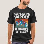 昨日より熱くプレイしよう レトロゲーマーコントローラー Tシャツ (正面)