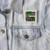 昨日を生き延びた、今日も生き延びる 缶バッジ (インサイチュ)