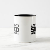 昨晩DJは私の生命を救いました ツートーンマグカップ (中央)