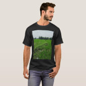 昼の日差しを浴びる緑の田んぼ Tシャツ (正面フル)