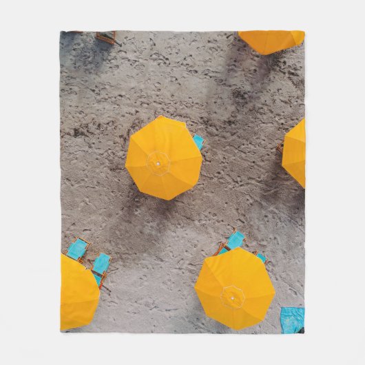 昼の砂に5本の黄傘 フリースブランケット (正面)
