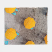 昼の砂に5本の黄傘 フリースブランケット (正面(横))