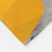 昼の砂に5本の黄傘 フリースブランケット (角)