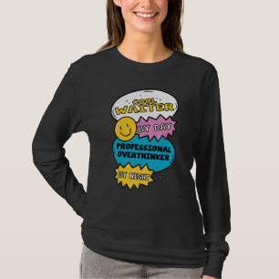 昼はクールなウェイター 夜はプロの過剰思考 Tシャツ