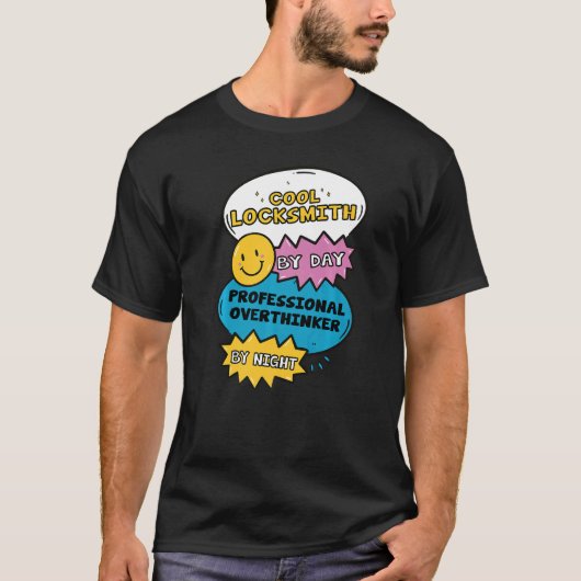 昼はクールな鍵屋、夜はプロの考えすぎ屋 Tシャツ (正面)