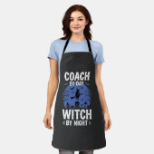 昼はコーチ、夜は魔女 Halloweenデザイン エプロン (着用した状態)