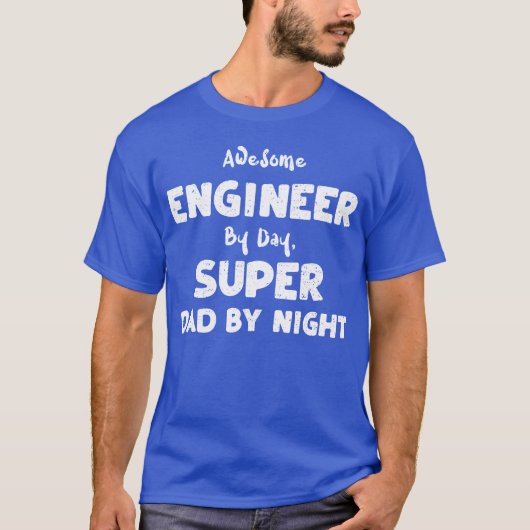 昼はスーパーエンジニア、夜はD大好きお笑い芸人 Tシャツ (正面)