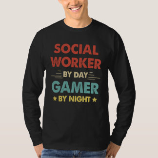 昼はソーシャルワーカー、夜はゲーマー 1 Tシャツ