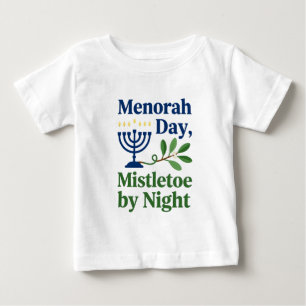昼はメノーラー 夜はミストルtoe クリストマス Jew ベビーTシャツ