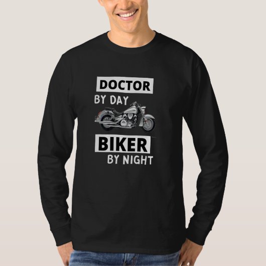 昼は医者、夜はバイカー オートバイライダー Tシャツ (正面)