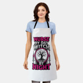 昼は看護師、夜は魔女のハロウィンTシャツデザイン エプロン (着用した状態)